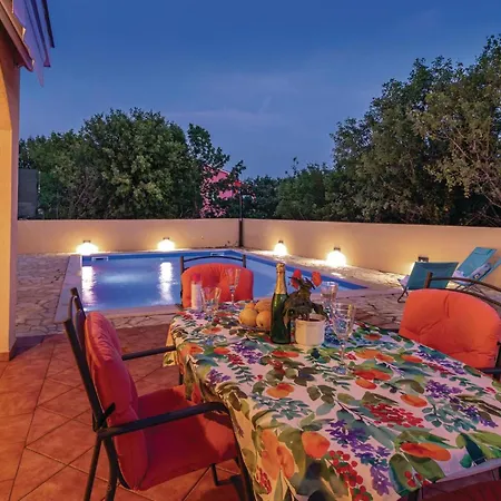 Awesome In With Outdoor Swimming Pool *