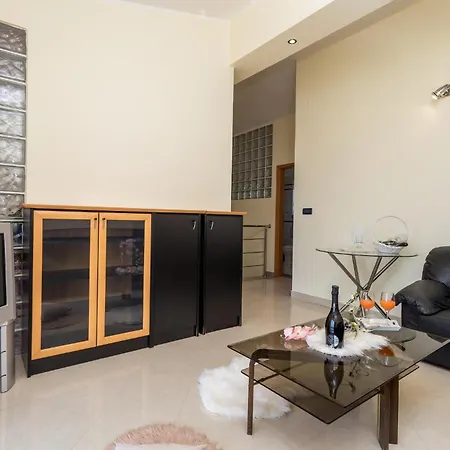 Holiday home Awesome In With Outdoor Swimming Pool
